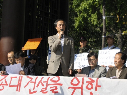 '민주세종공투위'발족 기자회견에서 투쟁결의를 밝히는 박거용 교수노조부위원장 